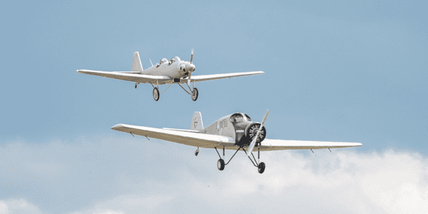 Beitrag Flugplatz Zwei Flugzeuge am Himmel