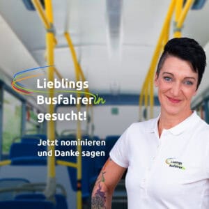 Frau in einem Bus die aufruft den oder die LieblingsbusfahrerIn zu nominieren