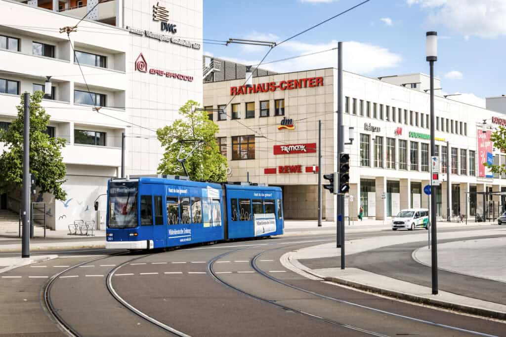 Straßenbahn vor Rathaus Center