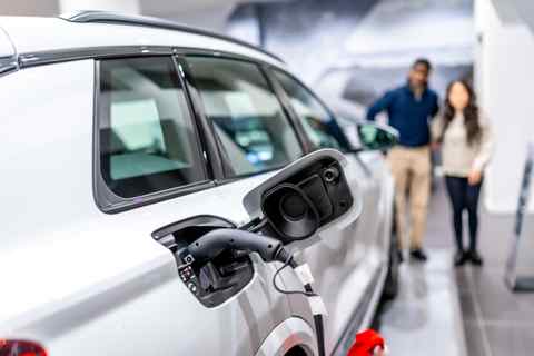 Elektroauto wird an Ladestation in Dessau aufgeladen, umweltfreundliche Mobilität.