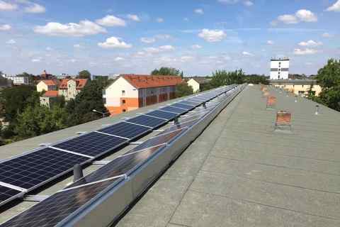 Dach mit Solarpanelen in Dessau, nachhaltige Energiequelle.